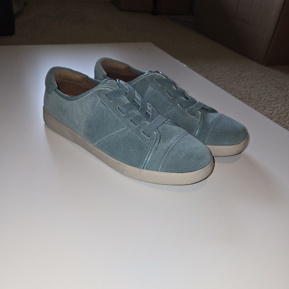 Vionic no tie shoes